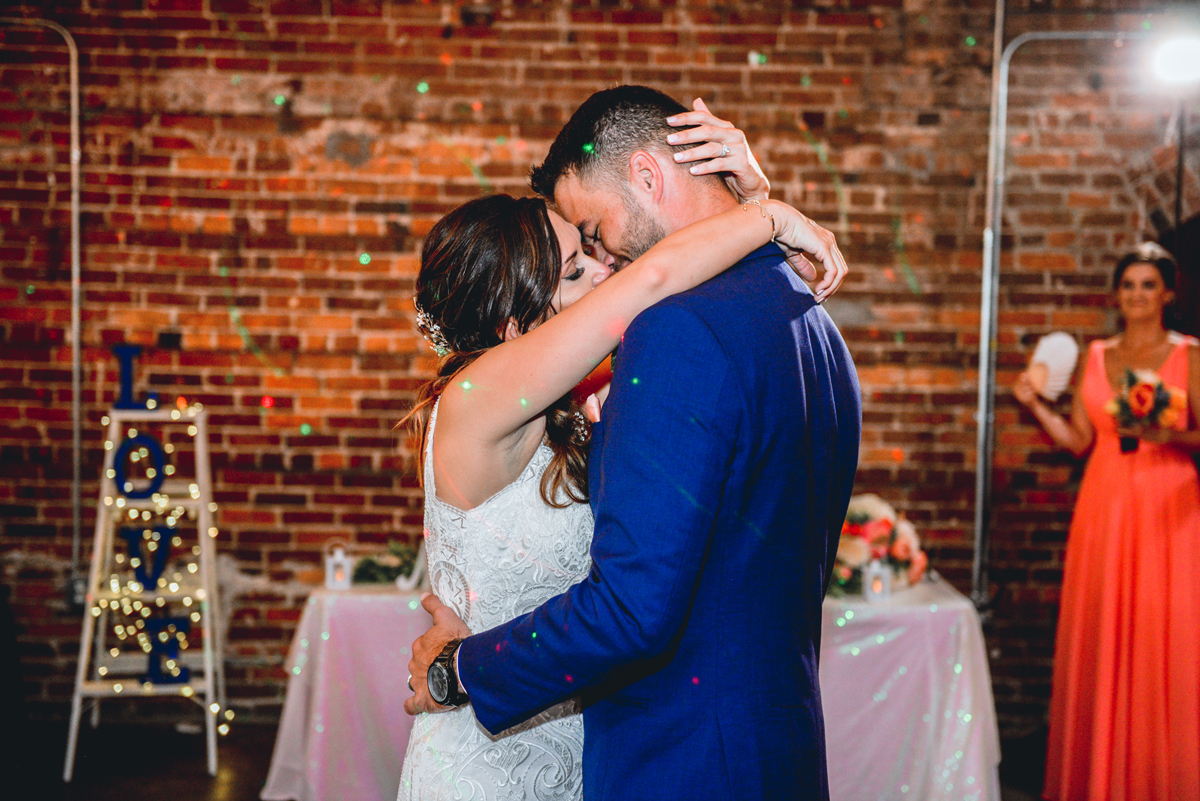 bride, groom, kissing, first dance