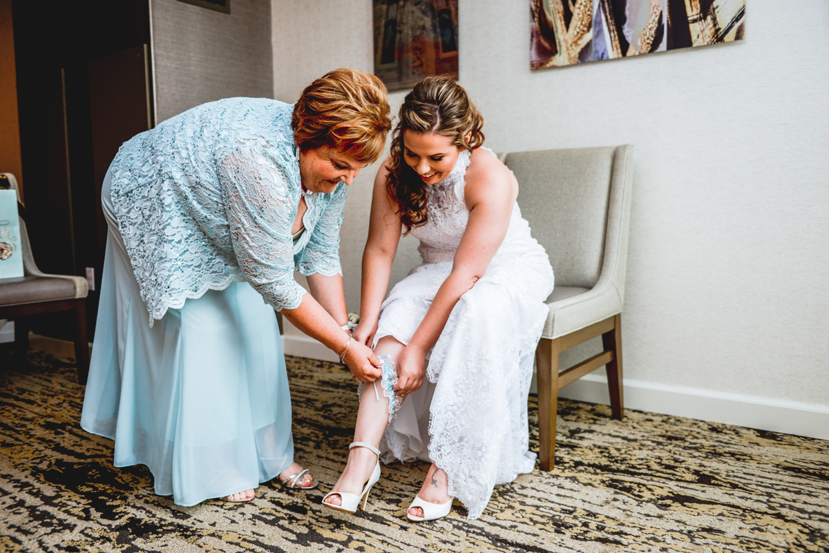 mother, daughter, wedding day, garter 